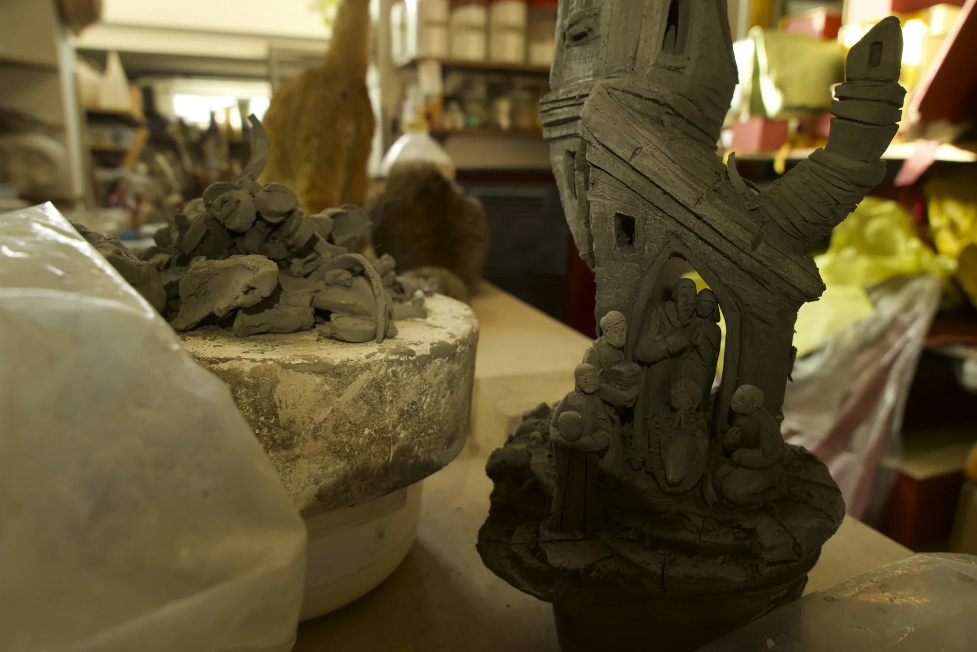 Una scultura in terracotta durante la lavorazione