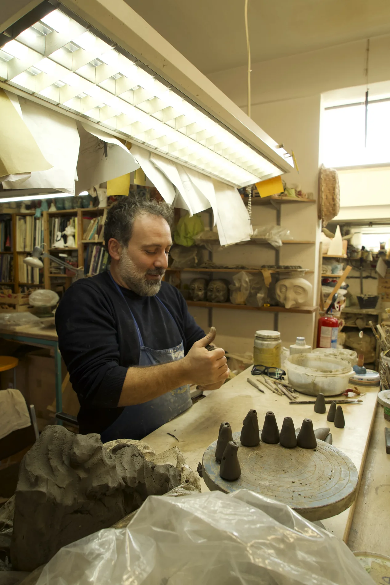 L’interno della bottega con materiali e opere in lavorazione