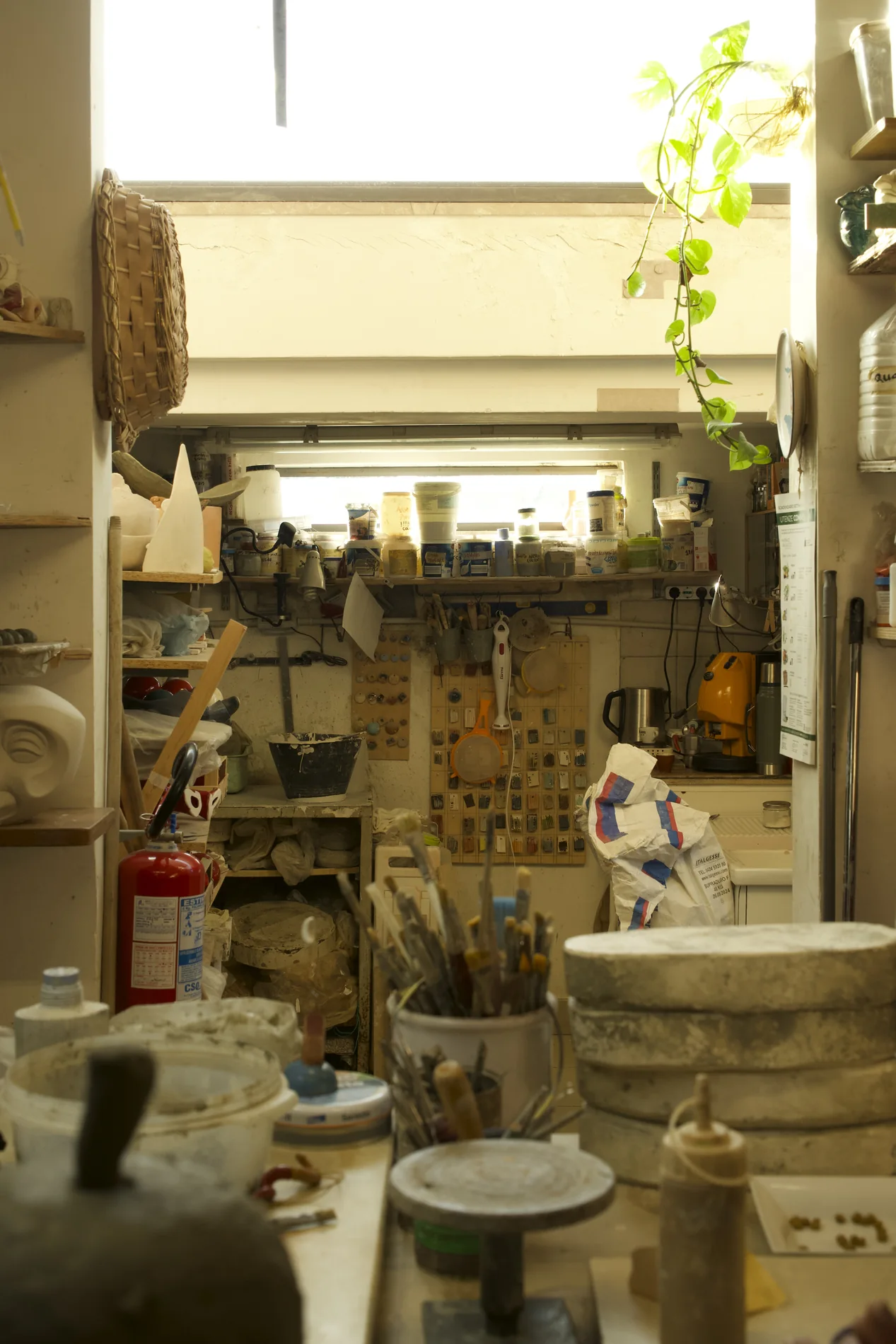 Luce, strumenti e materiali nella bottega