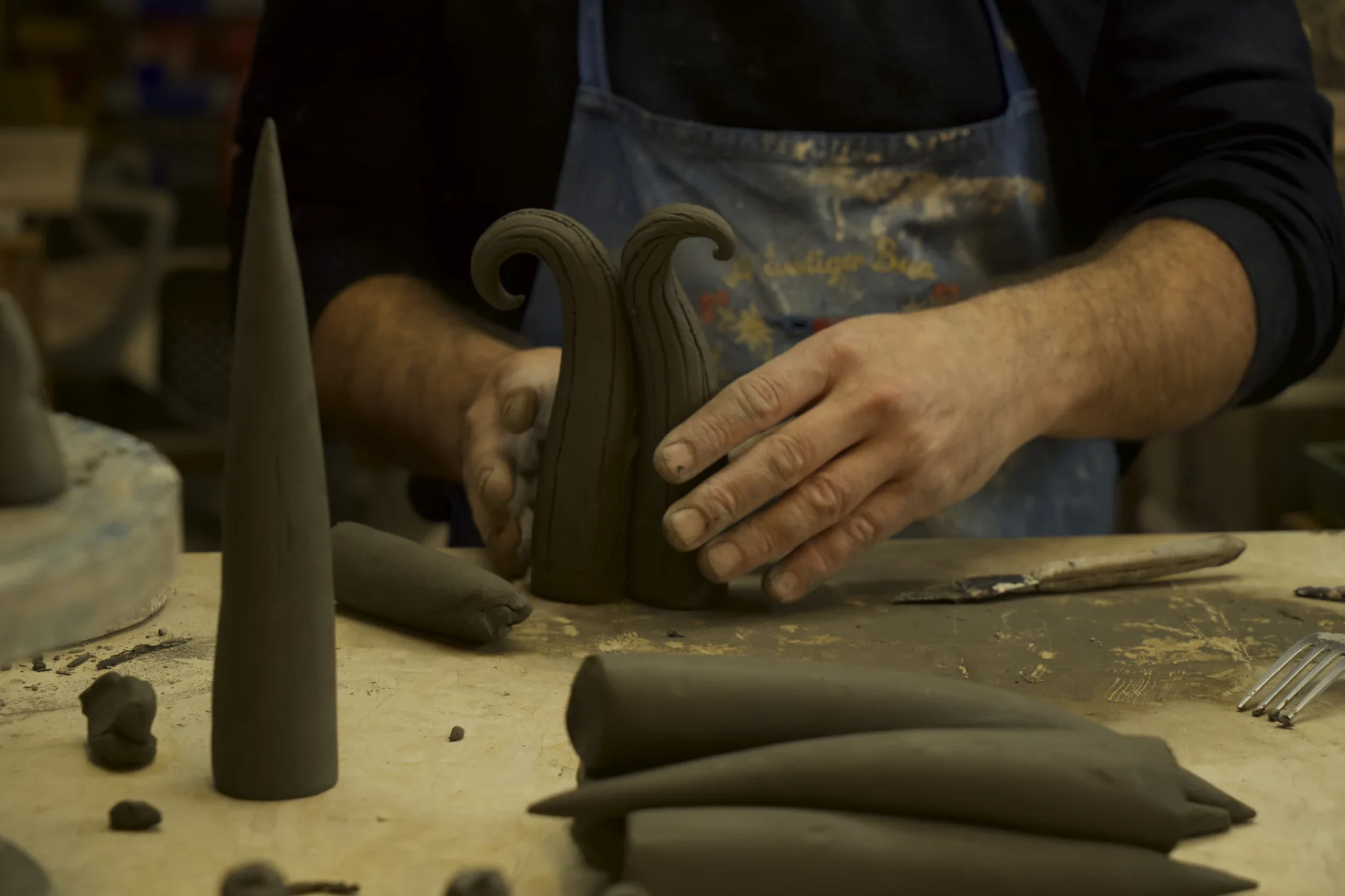 Salvatore Troiano al lavoro tra opere e strumenti