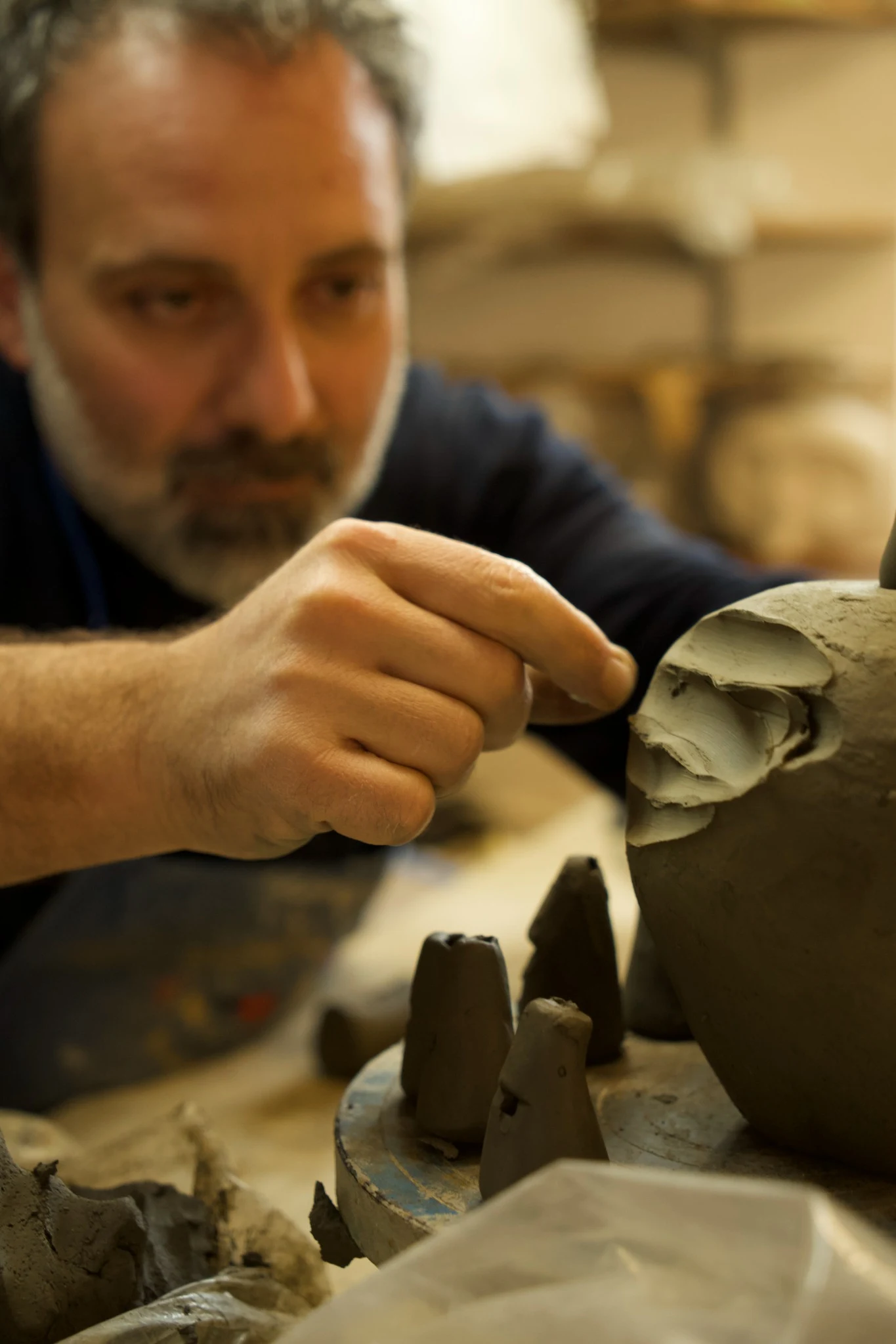 Salvatore Troiano modella una scultura con le mani
