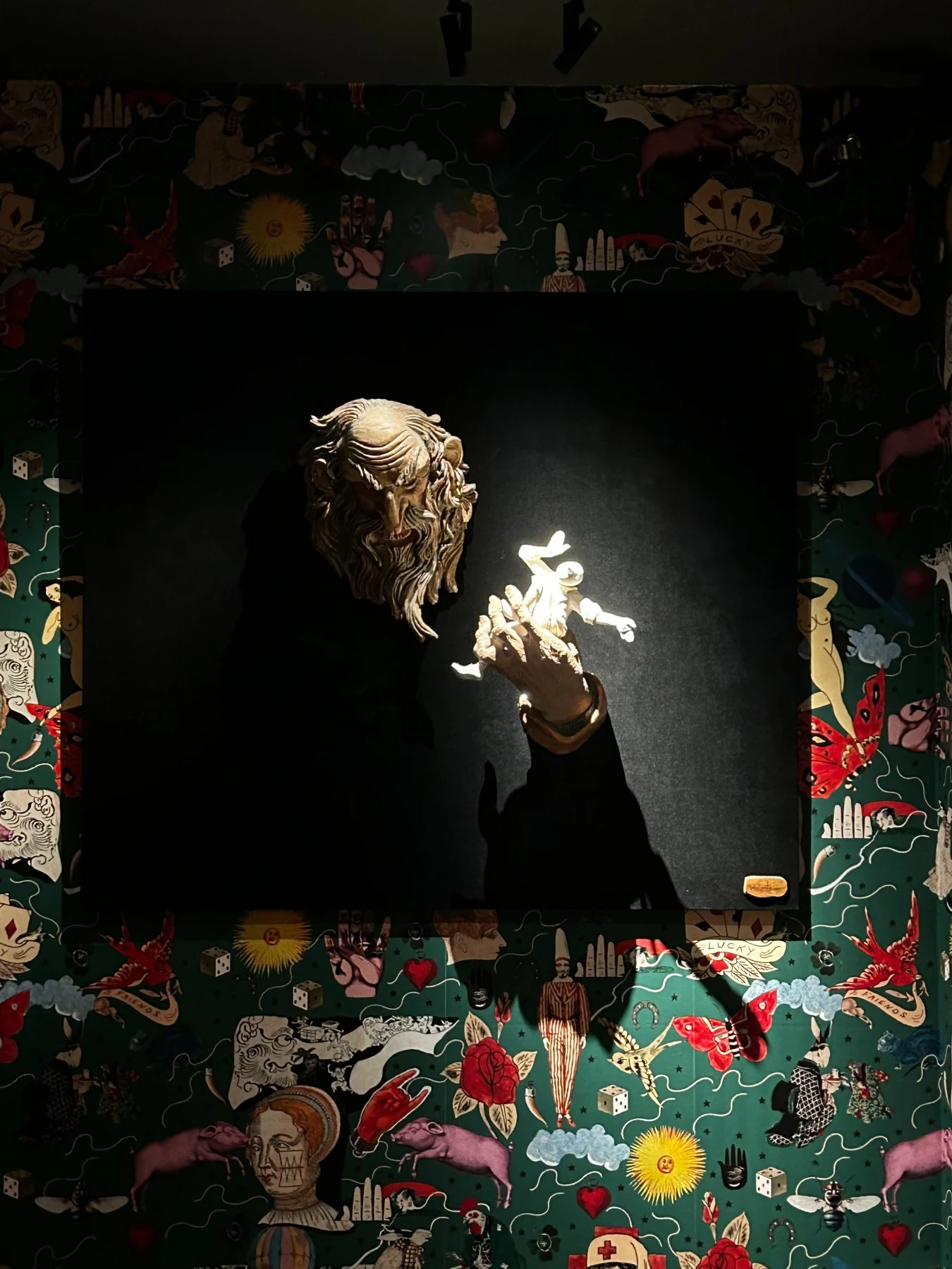 Il volto e la mano nella luce dell’allestimento