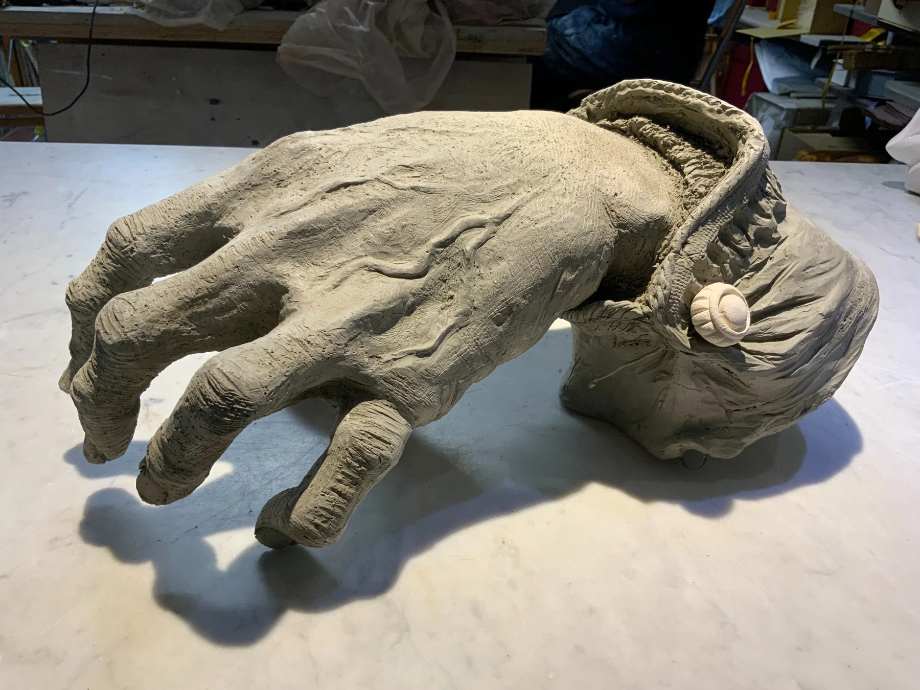 La mano vista di lato