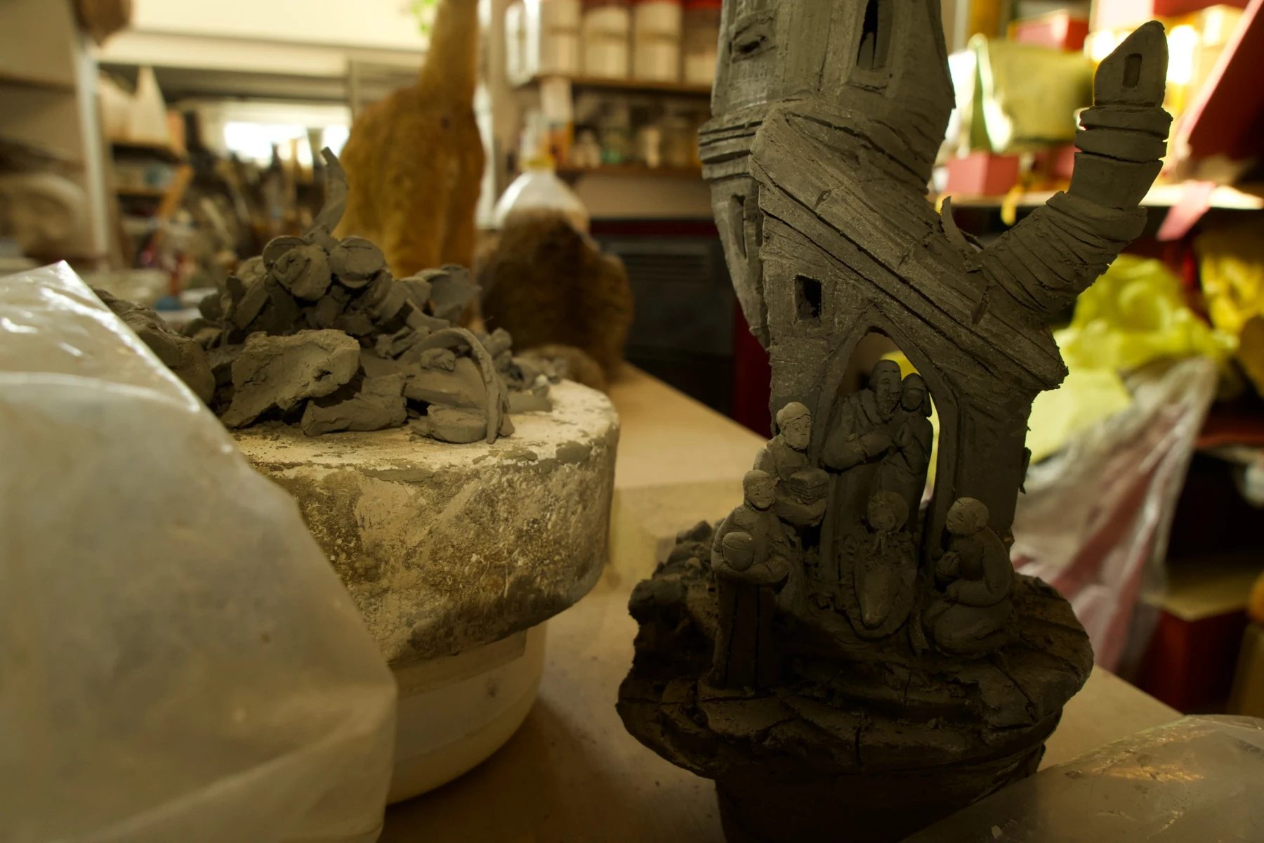 Sculture in terracotta durante la lavorazione in bottega