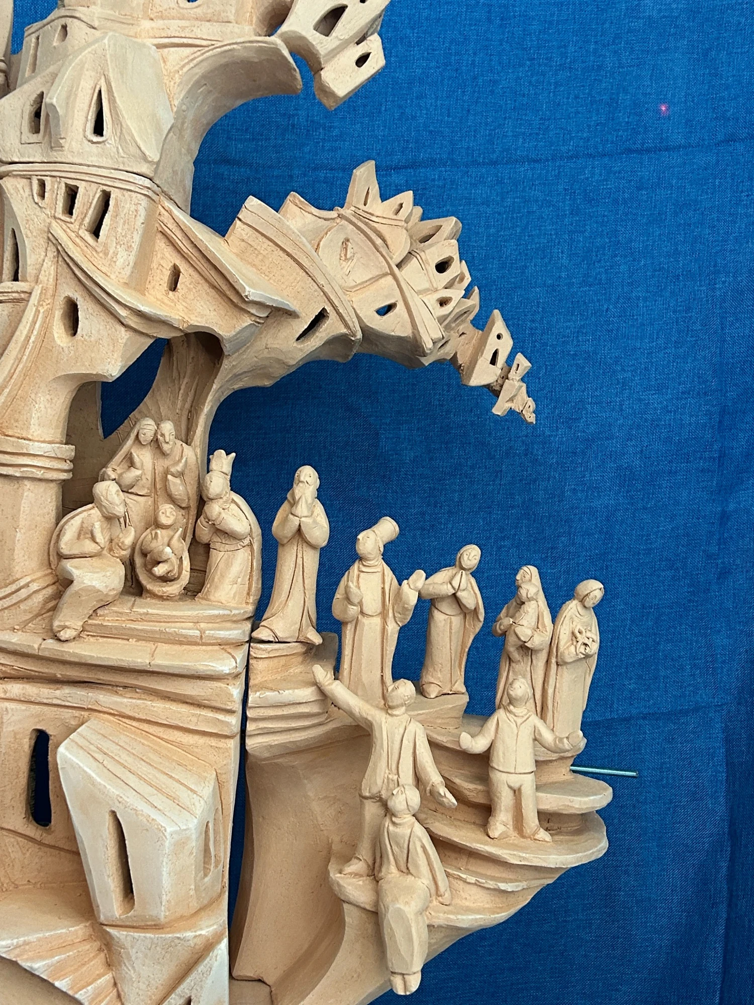 Le figure del Presepe 2025 durante la realizzazione, prima della finitura a colori