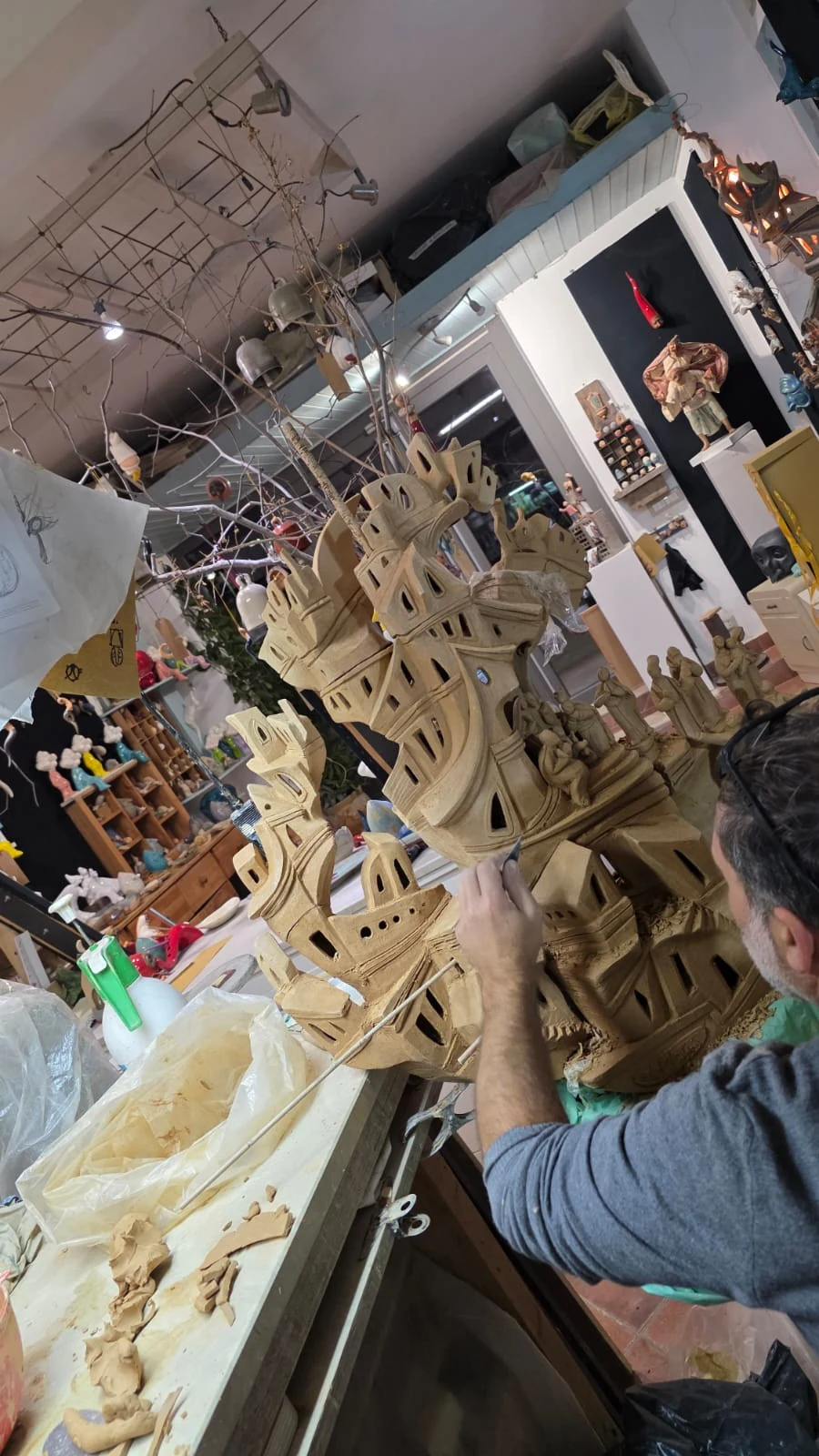 Il Presepe 2025 sul banco durante la realizzazione