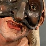 Busto di pulcinella in terracotta dipinta mano con occhi di vetro